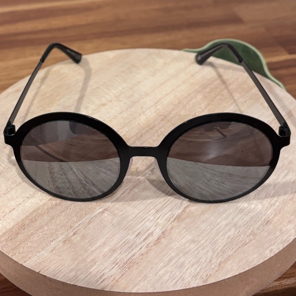 Edgy Black Round Sunglasses- Reflective/Mirrored lens - Picture 6 of 7